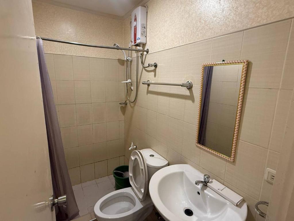 Private bathroom with hot shower, toilet, and sink at Pecan Pension House